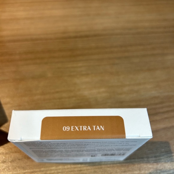 GLOWISH BY HUDA BEAUTY pressed powder - Picture 2 of 3